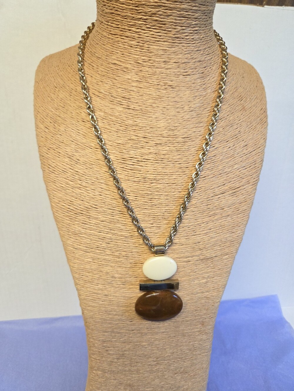 Vintage 1976 Avon Polished Oval Pendant Necklace